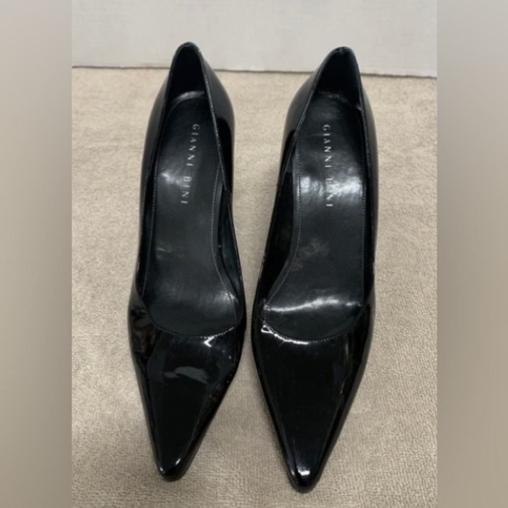 Staple classic shiny black leather heels by designer, “Gianni Bini” 90s vintage